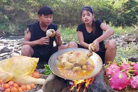 Big chicken and egg soup for dinner, dragon fruit for snack - Survival cooking in forest