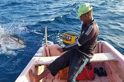 Monster Yellowfin Tuna in Indian Ocean Sea Amazing Fishing Videos Handline Fish