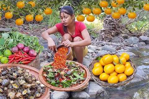 Survival skills: Fresh food mixed Fresh crabs spicy with fresh vegetable - Solo cooking of survival