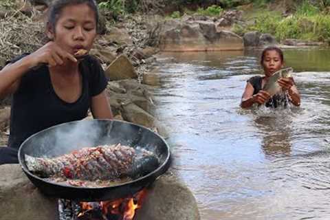 Survival skills: Catch fish in river and Cooking fish tasty recipe for eating delicious