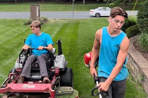 Mowing Vlog!! Cutting grass with a 3 man crew!