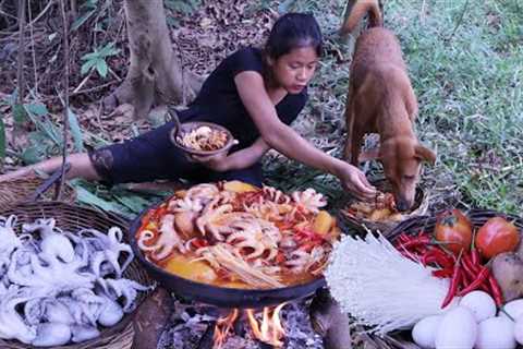 Octopus curry spicy delicious with mushroom duck egg - Survival cooking in forest