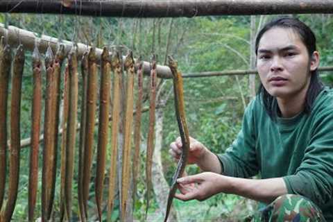 Skills, catching eel by hand, the process of making smoked eel, survival alone