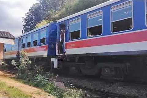 Complete Video - a train at the crossing on the way to Bandarawella from Haputale