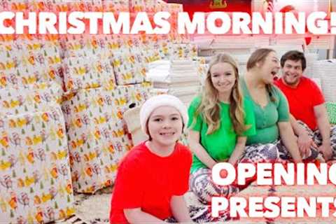 CHRISTMAS MORNING 2022 (Opening Christmas Presents Part 1) | Family 5 Vlogs