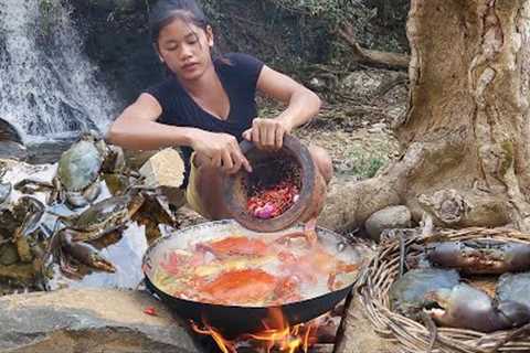 Adventure in forest: Cooking big crabs for dinner - Solo cooking in jungle