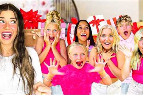 CHRiSTMAS GiFT EXCHANGE WiTH MY TEEN SiBLINGS! *Teen BOYS CHASE US* 😳