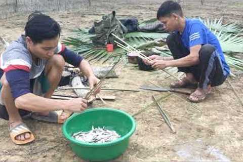 Catching fish interesting, Use the net to catch a lot of fish, cook and spend the night on the boat
