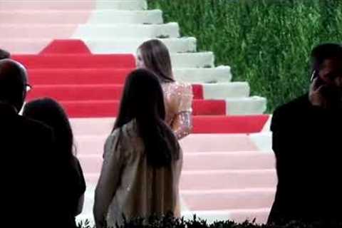 Paparazzi threatening a guy for blocking their view of Beyoncé