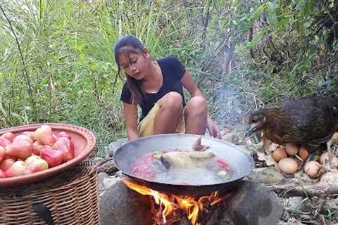 Adventure in forest: Chicken soup with spicy chili for survival food - Solo cooking