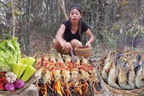 Yummy! Lobster grilled with salt chili &amp; Fresh vegetable for dinner - Survival cooking in forest