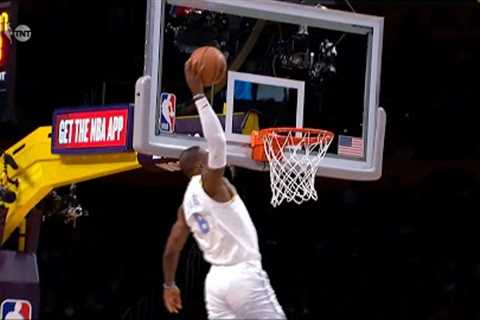 LeBron James turned into the character of Space Jam and scored an amazing alley-oop dunk vs gsw