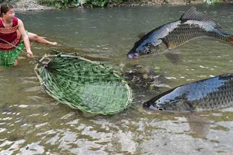 Primitive Life, Top Video Survival Skills Make A Fishing Net With Palm Leaves &amp; Catch Big Fish