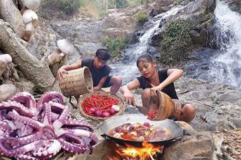 Adventure in forest: Octopus arm curry delicious with mushroom for dinner - Survival cooking