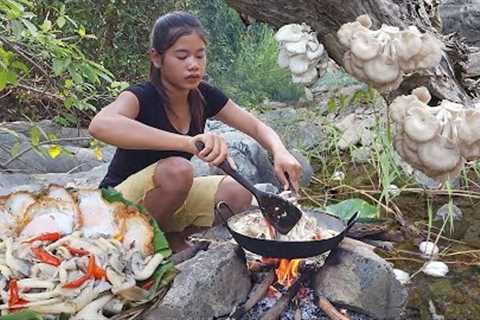 Adventure in jungle: Mushroom spicy with egg for food of survival - Survival cooking in forest