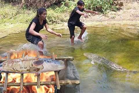 Skills catch big fish in river for food of survival - Grilled big fish with peppers sauce for dinner