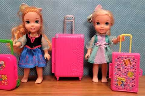 Luggage shopping ! Elsa &amp; Anna toddlers are packing #suitcase #bags