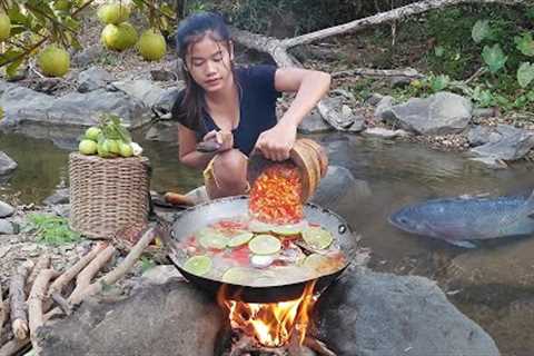 Survival skills: Wild guava fruit nature &amp; Fish in river for food - Cooking fish spicy for..