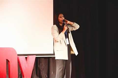 Learn , Unlearn and Relearn : Life's Mantra | Ritu Kumar Singh | TEDxHansrajCollegeWomen