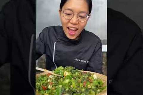 What I Eat In A Day As A Raw Vegan Chef (There's a Strawberry Surprise!🍓)