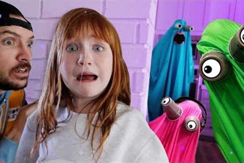 RAiNBOW GHOSTS!! Adley &amp; Niko escape the Portal House! Blue Pink Green Purple color keys Hide n ..