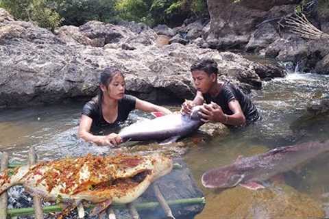 OMG Big Fish! Catching and Roasted big fish using spicy recipe and eating Delicious in forest