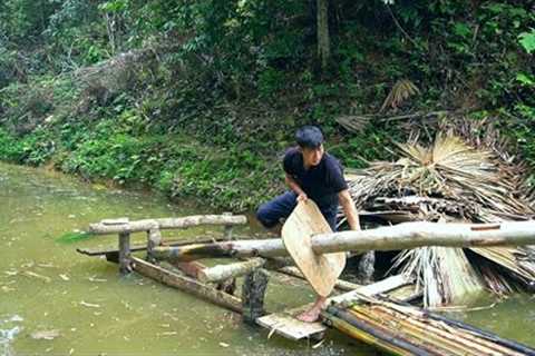 Dismantle the old and degraded leaf hut. Shipping by water - Preparing to build a new hut