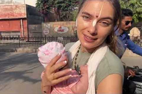 A wonderful morning in Vrindavan! We distribute kichri on the parikrama road!