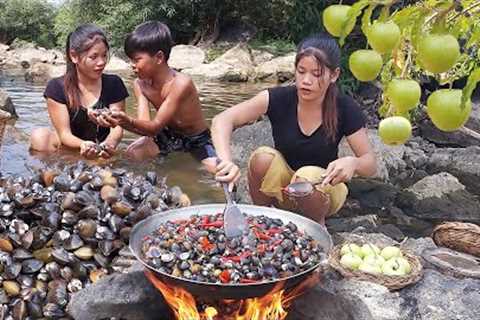 Adventure in jungle: Found wild apple and Clams for food in forest - Cooking clams for dinner