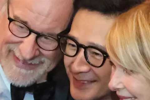 Ke Huy Quan Recalls Reuniting with Steven Spielberg &amp; Harrison Ford at the Oscars