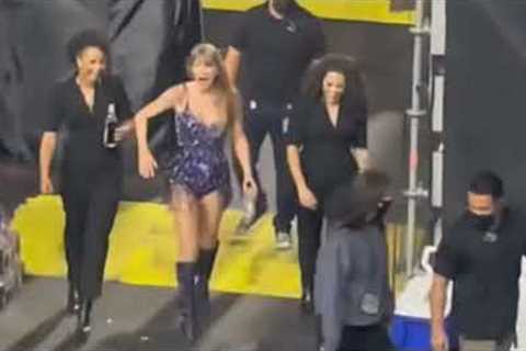 TAYLOR SWIFT leaving the stage THE ERAS TOUR (first show)