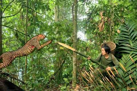 FULL VIDEO : survival, skills, being attacked by wild animals, quickly building shelter
