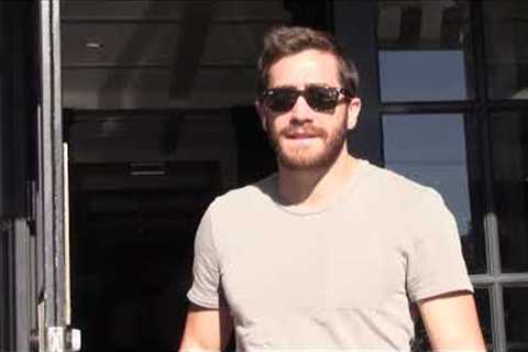 Jake Gyllenhaal Confronts Paparazzi After Tough Taylor Swift Break Up [2011]
