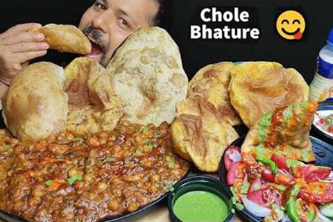 CHOLE BHATURE, CHOLE PURI, SAMOSA EATING | Indian Street Food Mukbang
