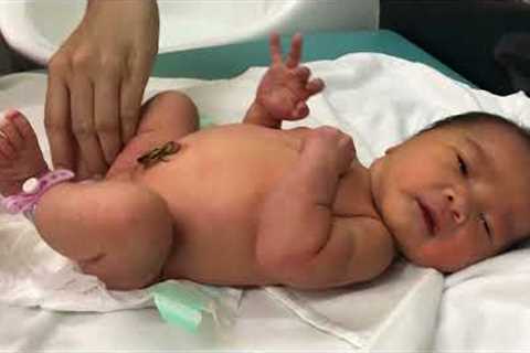 How to bathe newborn babies? Let's know how | First bath with mommy 😍❤️