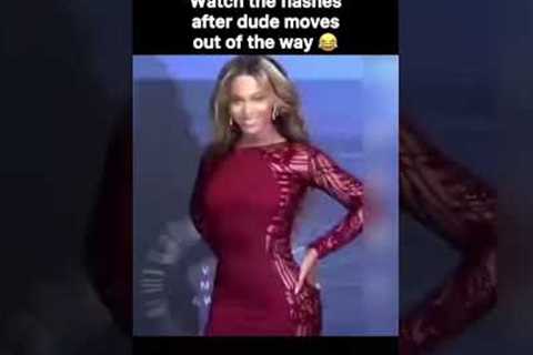 Y’all are BLINDING her! 😂 Like, CHILL. #beyonce #paparazzi #redcarpet