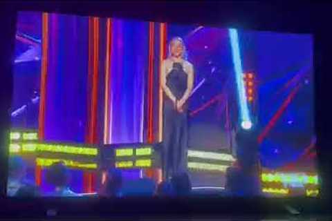INCREDIBLE! Watch as Phoebe Bridgers presents Taylor Swift with Innovator Award at iHeartAwards2023