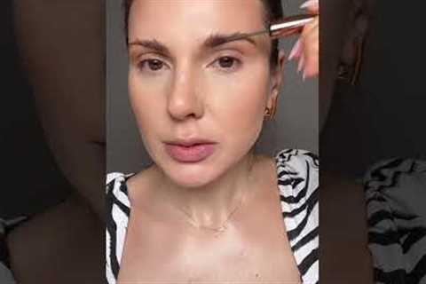 Wearable green toned makeup 💚 #aliandreea #shorts #makeuptutorial #makeupshorts #greenmakeup