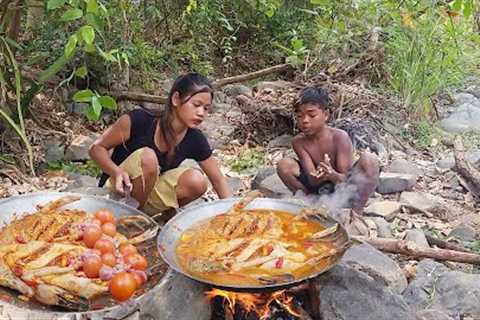 Yummy duck curry! Cooking duck spicy for dinner - Survival cooking in forest