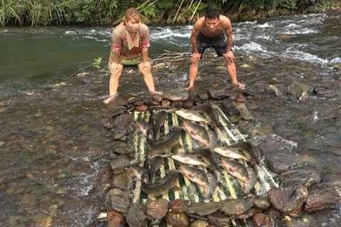 Survival Skills In Primitive Life. Skills Build A Bamboo Fish Trap Catch Many Fish