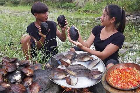 Found and catch River shells with Snails for food - Shells boiled with chili sauce for dinner