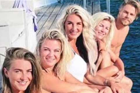 Julianne Hough has 3 other siblings, Derek is her brother.