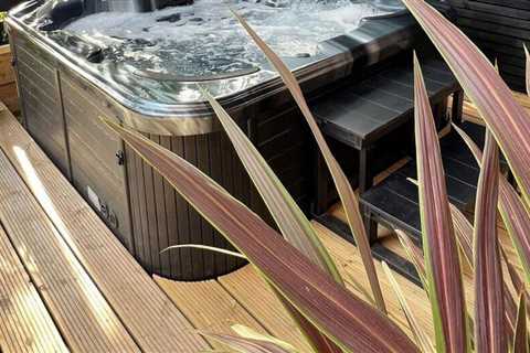 8 Privacy ideas for backyard hot tubs
