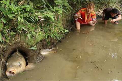 Survival Skills. Catch Big Fish By The Shallow Water In A Deep Pit, Primitive Life