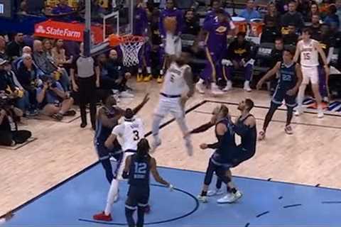 LeBron James shocked the Memphis arena by stealing the ball and hitting a powerful dunk vs Grizzlies