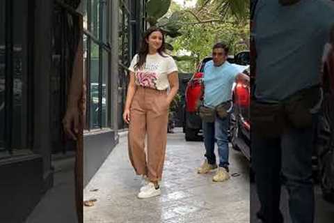 Bollywood Update: #ParineetiChopra was spotted at the Maddock Office.#ytshorts #trending #paparazzi