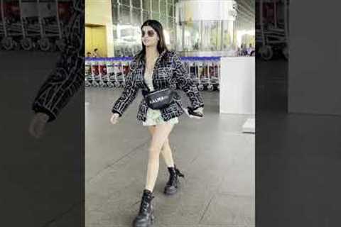 Bollywood Update: #RichaSinha spotted at the airport. #ytshorts #trending #paparazzi
