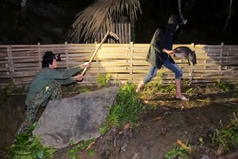 Bad guys enter the farm to steal pigs, boar trap skills, survival skills