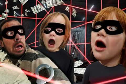 BABY ROBBER FAMiLY!! Adley &amp; Niko steal money from the Brookhaven Bank &amp; Adopt a pet family ..