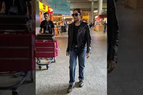 Bollywood Update: #MalaikaArora spotted at the Airport. #ytshorts #trending #paparazzi